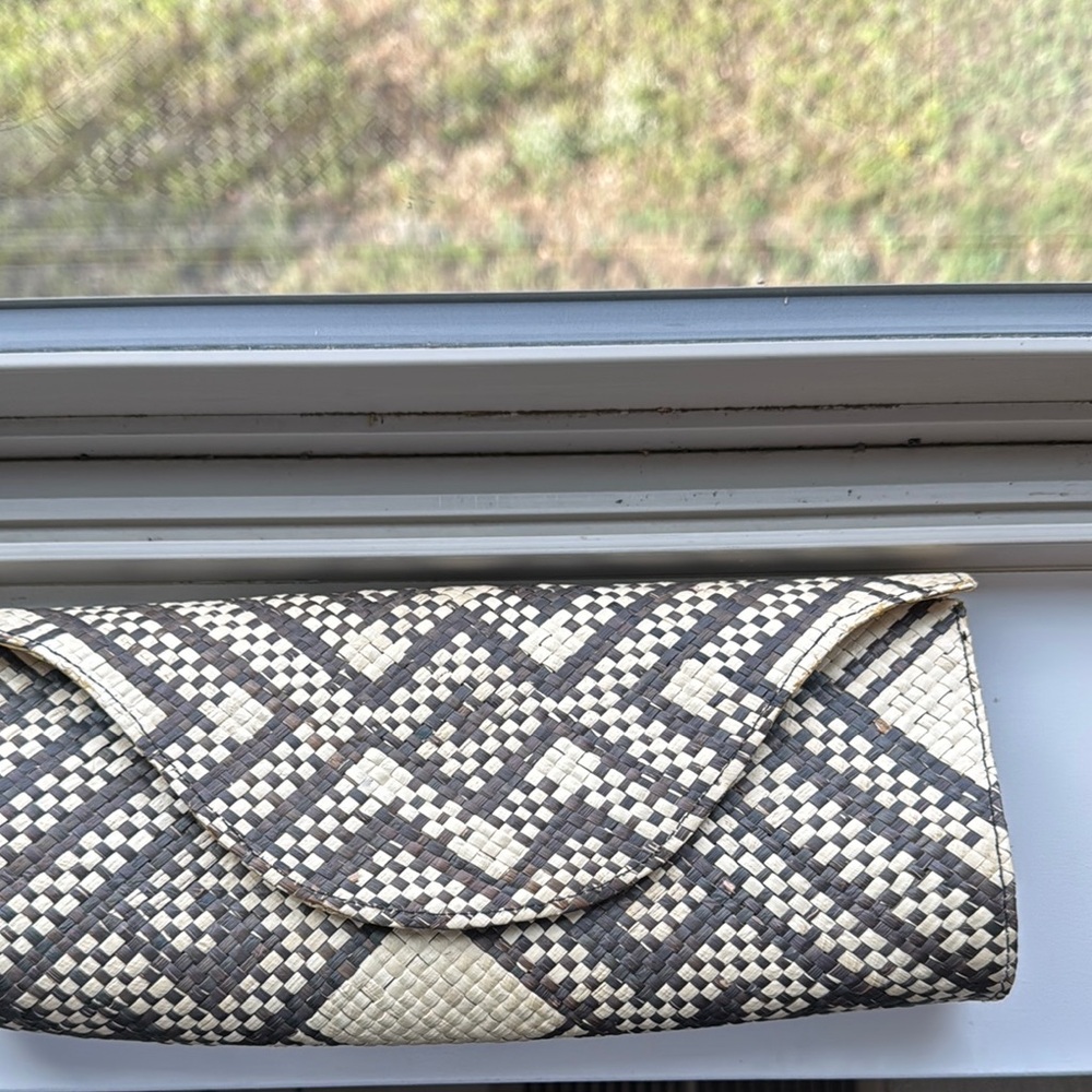 Banago woven straw clutch. EUC and stored in smoke and pet free home.